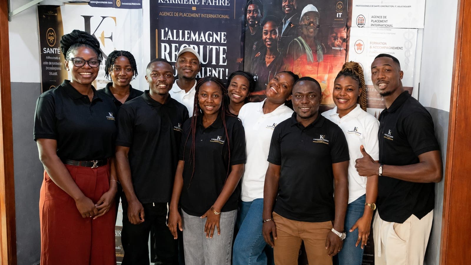 L'équipe de Karriere Fähre à Douala